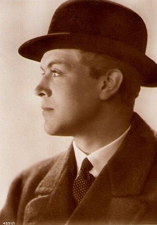 Gustav Fröhlich um 1929; Urheber: Alexander Binder (1888-1929); Quelle: Wikipedia bzw. Wikimedia Commons; Ross-Karte Nr. 4551/1; Lizenz: gemeinfrei