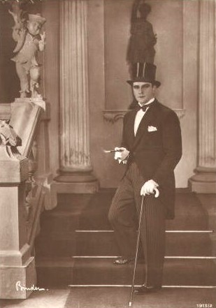 Harry Piel vor 1929; Urheber: Alexander Binder (1888–1929); Quelle: Wikipedia; Ross-Karte Nr. 1915/2