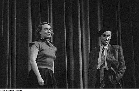 Ingeborg Krabbe und Gerhard Linke von der Leipziger "Pfeffermühle" bei ihrem 1. Programm im "Weißen Saal"; Quelle: Deutsche Fotothek, (file: df_roe-neg_0006611_039); Copyright SLUB Dresden/Deutsche Fotothek; Urheber: Roger Rössing1) (1929–2006) / Renate Rössing1) (1929–2005); Datierung: 21.03.1954 / Lizenz CC-BY-SA 3.0; Originalfoto und Beschreibung: Wikimedia Commons