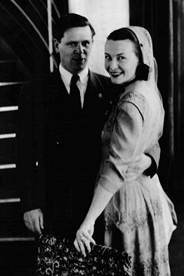 Ilse Werner 1948 mit ihrem Gatten, dem amerikanischen Zeitungsverleger John de Forest; Foto mit freundlicher Genehmigung der Österreichischen Nationalbibliothek (ÖNB); Urheber/Autor: Franz Blaha: Datierung: 10.06.1948; Copyright Franz Blaha / ÖNB Wien; Bildarchiv Austria (Inventarnummer 3362/28)