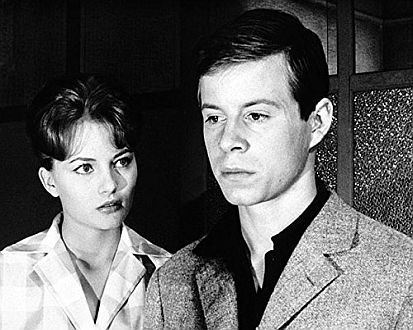 "Und sowas nennt sich Leben": Szenenfoto mit Karin Baal als Irene Dirks und Michael Hinz als der Musikstudent Martin Berger mit freundlicher Genehmigung von Pidax Film, welche das Filmdrama Ende Januar 2015 auf DVD herausbrachte.