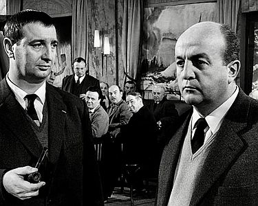 "Der siebte Geschworene": Bernard Blier als Apotheker Grgoire Duval und Albert Rmy alsder Kommissar; Szenenfoto mit freundlicher Genehmigung von "Pidax Film", welche den Krimi am 11. Januar 2024 auf DVD herausbrachte.