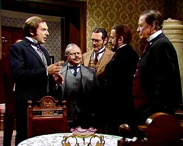 "Beschlossen und verkündet": Szenenfoto (v.l.n.r.) aus Episode "Geisterhände" mit Harald Juhnke (Herr Katt), Hanns Hessling (Staatsanwalt Arndt), Harald Leipnitz (Verteidiger Tramp), Franz-Otto Krüger (Oberstudiendirektor Dr. Ickel), Hans Söhnker (Amtsrichter Schröter); mit freundlicher Genehmigung von Pidax Film, welche die Serie am 30.10.2024 auf DVD herausbrachte.