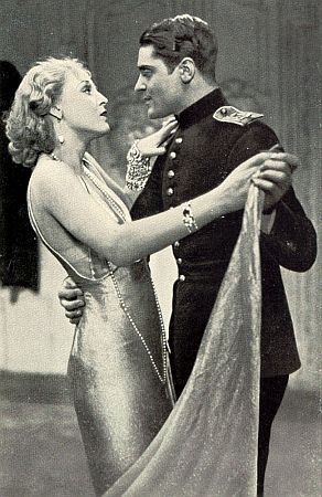 Szenenfoto mit Brigitte Helm und Franz Lederer aus dem Stummfilm "Die wunderbare Lüge der Nina Petrowna" (1929; Produktion: Erich Pommer); Quelle: virtual-history.com aus "Vom Werden deutscher Filmkunst/1. Teil: Der stumme Film" von Dr. Oskar Kalbus (Berlin 1935, S. 79); Lizenz: gemeinfrei