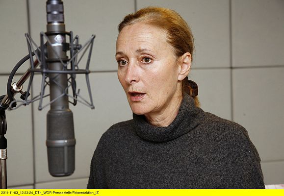 Eleonore Weisgerber als Hilde, Frau von Reiner, in dem Hörspiel "Böse Onkel" von Benno Hurt (EA: 12..11.2011); Foto freundlicherweise zur Verfügung gestellt vom WDR (Presse und Information, Redaktion Bild) Copyright WDR/Sibylle Anneck
