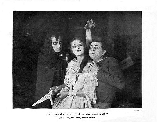 Szene aus "Unheimliche Geschichten"  mit (v.l.n.r.) Conrad Veidt, Anita Berber und Reinhold Schünzel; Urheber: Bioscop/Datierung: 01.12.1919; Quelle: Wikimiedia Commons aus "Berliner Leben" (Ausgabe 22/1919); Lizenz: CC0 1.0 (Verzicht auf das Copyright)