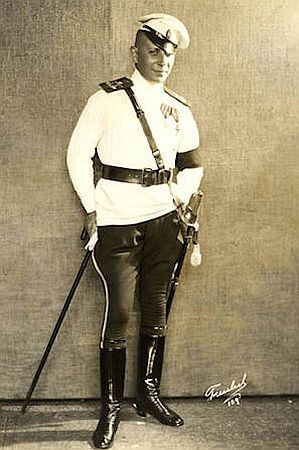 Erich von Stroheim auf einer Fotografie von Jack Freulich (1878–1936); Quelle: cyranos.ch; Lizenz: gemeinfrei