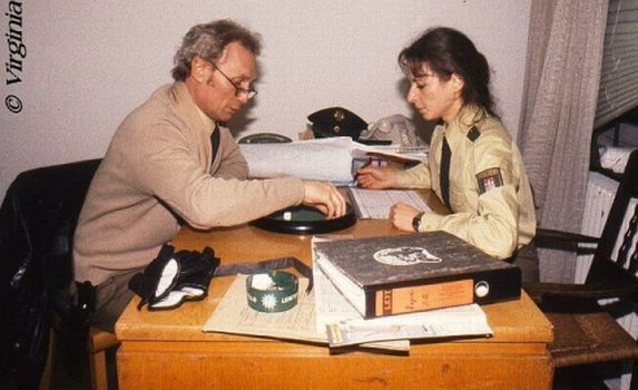 Arthur Brauss in "Großstadtrevier" mit Mareike Carrière (Polizeiobermeisterin Ellen Wegener); Foto 02; Copyright Virginia Shue