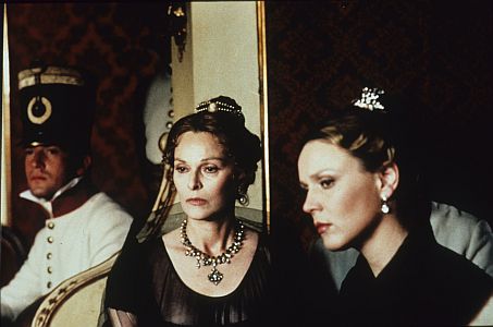 Die Kartause von Parma: Lucia Bosè (Marchesa del Dongo) und Marthe Keller (Gina Sanseverina); Szenenfoto zur Verfügung gestellt von "Pidax Film"